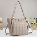 Borsa tote beige grande in pelle litchi con trama a scacchi e dettagli dorati - Albicocca