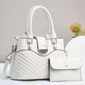 Weißes Set aus Stepptasche mit Griffen und passender Geldbörse auf minimalistischem Ständer - Tragetasche Und Geldbörse / Cremeweiß