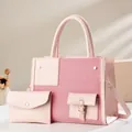 Detalle de bolso tote rosa en lona con mini monedero a juego y hebillas doradas de lujo - Rosa