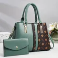 Modisches Set aus salbeigrüner und brauner Monogramm-Tasche mit passendem Umschlag-Portemonnaie - Grün