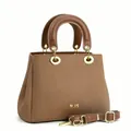Nahaufnahme der braunen Webstruktur und des goldenen NJS-Metalllogos auf der Tasche - Braun