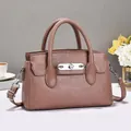 Elegante crossbodytas met litchi-textuur, zilveren draaisluiting en decoratieve setting - Roze