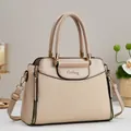Beige gewebte Lederhandtasche mit goldenem Danbaoly-Logo und Schultergurt - Khaki