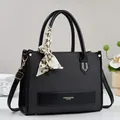 Grote zwarte shopper met geweven textuur, lederen details en decoratieve zijden sjaal - Zwart