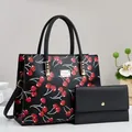 Conjunto de bolso y cartera de cuero negro con estampado de cerezas y detalles dorados - Negro