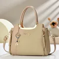 Elegante Handtasche in Beige und Khaki mit goldenen Beschlägen und stilvoller Quaste - 24x12x19cm / Khaki
