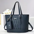 Borsa tote blu scuro con trama intrecciata, fibbia dorata e portamonete piccolo abbinato - Blu