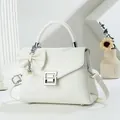 Elegante witte handtas met geweven textuur, zilveren G-gesp en parelhanger detail - Wit