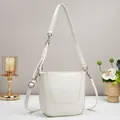Elegante borsa a secchiello bianco avorio con cuciture a U e tracolla intrecciata - Bianco Sporco
