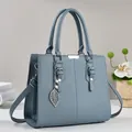 Sac à main bleu en cuir grainé avec pendentif perle et bandoulière réglable - Bleu