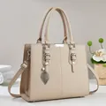 Grand sac à main beige macaron en cuir avec pendentif perle et bandoulière - Khaki