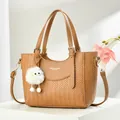 Elegante borsa a mano in pelle intrecciata marrone con tracolla e ciondolo di peluche - L22cm x A19cm x P10cm / Cachi