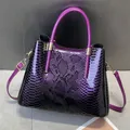 Borsa a mano con stampa serpente viola sfumato e hardware dorato di alta qualità - Viola
