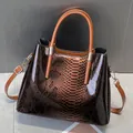 Borsa tote vintage da donna con motivo serpente e sfumatura marrone lucida - Marrone
