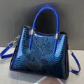 Elegante borsa a mano blu pitonata con finitura lucida e tracolla regolabile per donna - Blu