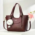 Sac à main cuir rouge foncé avec motif à chevrons et décoration de charme en peluche - L22cm x H19cm x P10cm / Bordeaux