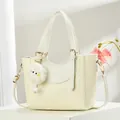 Sac fourre-tout tissé blanc crème avec bandoulière réglable et pendentif en peluche - L22cm x H19cm x P10cm / Blanc Cassé