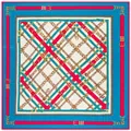 Detail eines luxuriösen quadratischen Seidenschals mit Ledergürtel- und Kettenmuster - Standard / Himmelblau