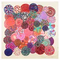 Détail de motifs mandala bohèmes sur foulard en soie avec des cercles colorés vifs - 60cm*60cm / Blanc Cassé