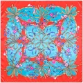 Carré de soie avec bordure rouge et motifs floraux bleus avec design de nœud classique - Rouge