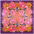 Détail d'un foulard en soie avec motifs floraux violets et nœuds de corde jaunes - Violet