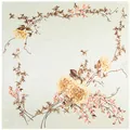 Flach liegendes 90cm Seidentuch mit beigen Blumenmotiven und eleganten Mustern im Detail - 90cm*90cm / Cremeweiß