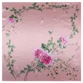Detail eines Seidenschals mit rosa Pfingstrosen und grünen Rankenmustern - 90cm*90cm / Rosa