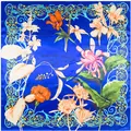 Pañuelo de seda cuadrado 90x90cm con base azul real y vibrantes motivos florales de tulipán - 90cmx90cm / Azul