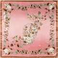 Dettaglio del motivo con teschi e fiori su una sciarpa quadrata di raso rosa fine - Quadrato / caffè