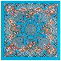 Detail van de boheemse zijden sjaal met turquoise paisley motieven en rozen - Waterblauw