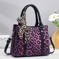 Details der lila Handtasche mit Leopardenmuster, Seidenschal und schwarzen Griffen - Länge 26 cm, Breite 11,5 cm, Höhe 21 cm, Griff 14 cm / Lila