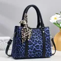 Dunkelblaue Handtasche mit Leopardenmuster, Seidenschal am Griff und floralem Hintergrund - Länge 26 cm, Breite 11,5 cm, Höhe 21 cm, Griff 14 cm / Blau