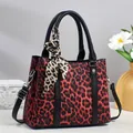 Elegante rote Handtasche mit Leopardenmuster, Seidentuch und abnehmbarem Schultergurt - Länge 26 cm, Breite 11,5 cm, Höhe 21 cm, Griff 14 cm / Burgunderrot