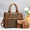 Detailansicht des braunen 3-teiligen Taschensets mit Monogramm-Muster und Goldakzenten - Dreiteiliges Set / Erdgelb