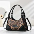 Schicke Handtasche mit Leopardenmuster, schwarzem Lederbesatz und Umhängegurt - Erdgelb