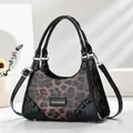 Modische Handtasche mit Leopardenmuster, Lacklederbesatz und Umhängeriemen - Kaffeebraun