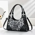 Trendige Handtasche mit Leopardenmuster, schwarzen Akzenten und verstellbarem Schultergurt - Schwarz