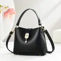 Sac seau noir minimaliste en cuir grainé avec pendentif ours doré et bandoulière - Noir