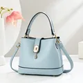 Sac seau bleu clair à motif litchi avec fermoir ours et bandoulière réglable - Bleu