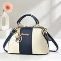Sac fourre-tout patchwork bleu foncé et crème avec texture cuir et breloque cœur - Bleu