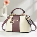 Sac fourre-tout bicolore en cuir beige et bordeaux avec breloque cœur et fermoir métal - Violet
