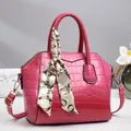 Elegante roze handtas met krokodillenreliëf inclusief zijden sjaal en gouden metalen details - Rozerood