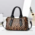 Schicke Handtasche mit Leopardenmuster, glänzendem Finish und goldener Hardware - Gelber Leopard