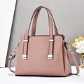 Détail d'un sac à main en cuir grainé rose avec ferrures argentées et bandoulière amovible - Rose