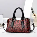 Modische Handtasche mit rotem Leopardenmuster in Lackoptik und abnehmbarem Gurt - Jujube-Rotes Leopardenmuster