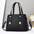 Sac à main élégant en cuir noir grainé avec boucles argentées pour le quotidien - Noir