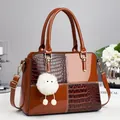 Sac à main patchwork marron en cuir verni et crocodile avec pendentif peluche - Jaune Terre
