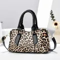 Polierte Handtasche mit Leopardenmuster, goldener Hardware und verstellbarem Riemen - Khaki Leopard