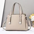 Sac à main chic en cuir beige avec double poignée et détails métalliques argentés - Kaki