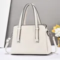 Sac à main élégant en cuir grainé blanc cassé avec des finitions argentées chic - Blanc Cassé